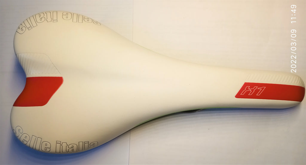 Siodło SELLE ITALIA X1 biało-czerwone z zieloną wstawką